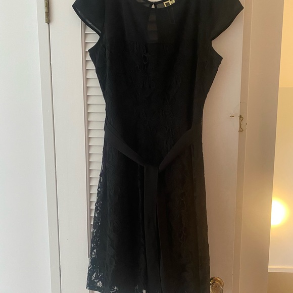 Lace dress - Picture 1 of 7